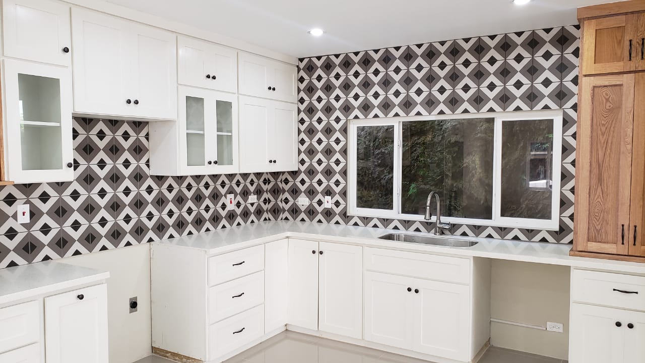 Newly Built 3 Bed, 2.5 Bath Vi..