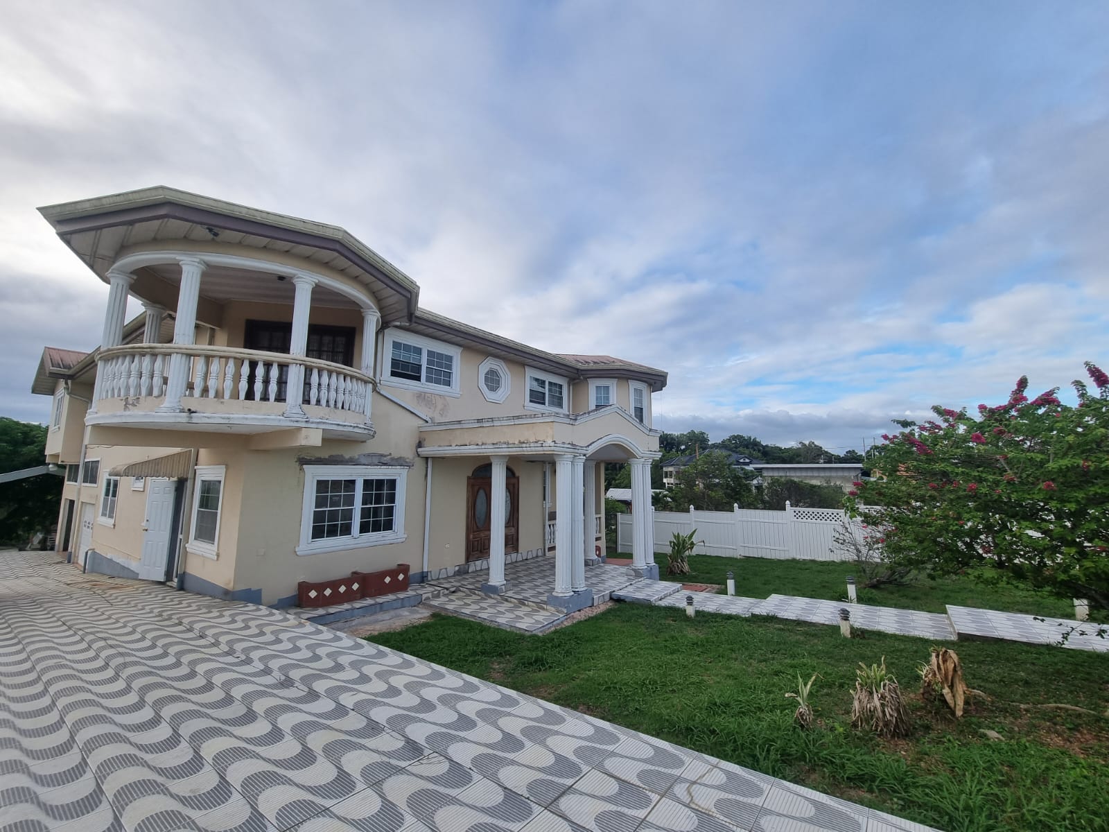 Aripero 6 bedroom house for sa..