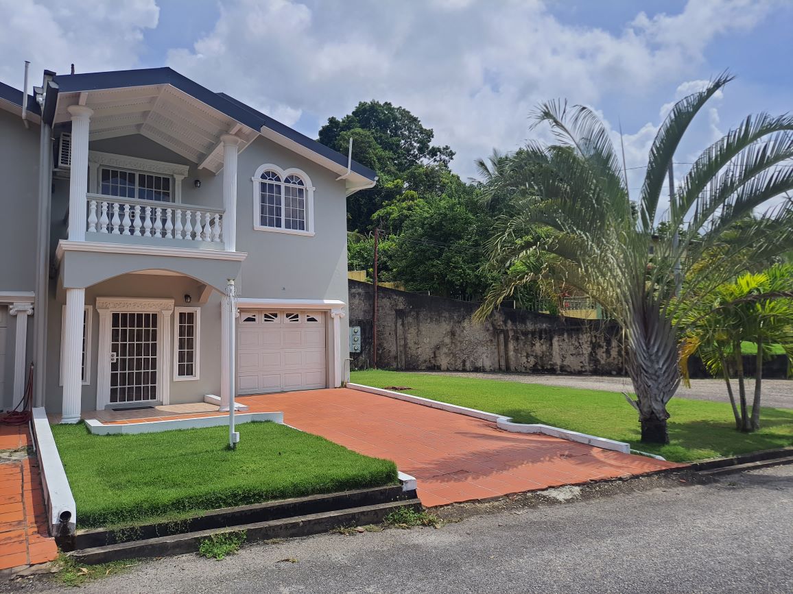 FOR SALE: Townhouse in Auzonvi..